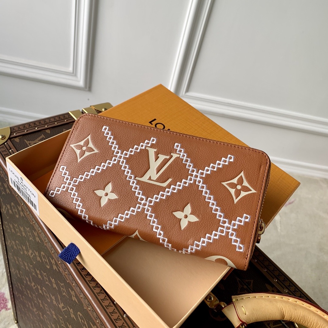 Louis Vuitton Monogram V